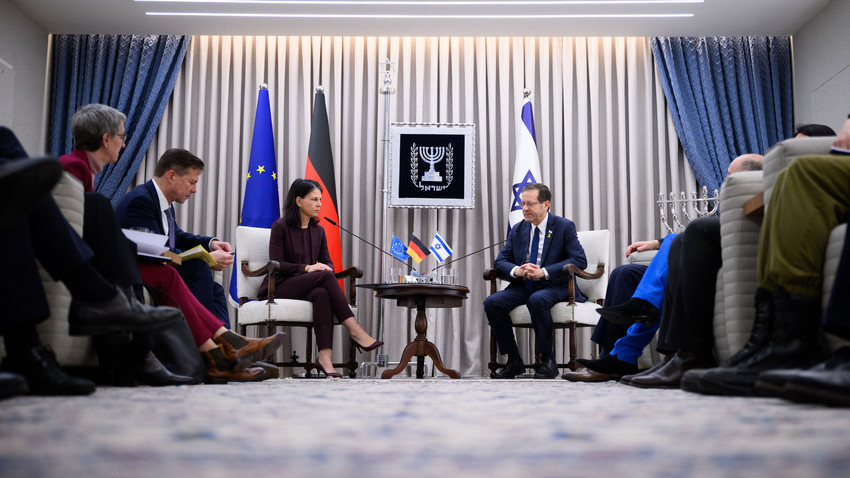 Baerbock in Israel: Krisengespräche und Debatte um Gaza-Feuerpause