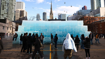 Drake teasert mit Eisblock in Toronto Release von „Iceman“