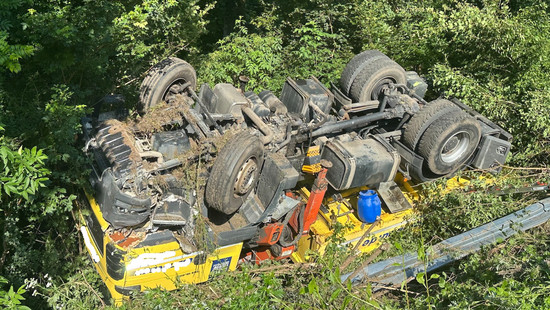 Stundenlange Vollsperrung auf der A67 nach LKW-Unfall bei Gernsheim
