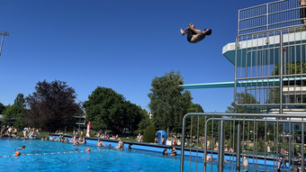 Hochsommer-Wochenende in Hessen- Freibäder voll!