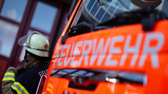 Frau bringt Dose mit Radioaktivitäts-Zeichen zur Feuerwehr