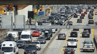 Deutsche pendeln etwas seltener mit dem Auto