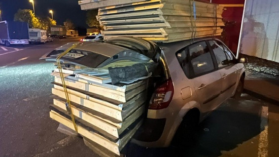 A3 bei Idstein: Renault mit Gartenhütte aus dem Verkehr gezogen