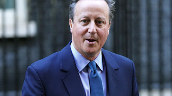 Britischer Ex-Premier David Cameron zum neuen Außenminister ernannt