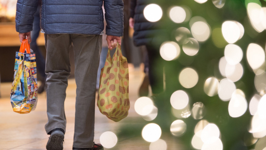 Umfrage zu Weihnachtsgeschenken: Viele wollen weniger ausgeben