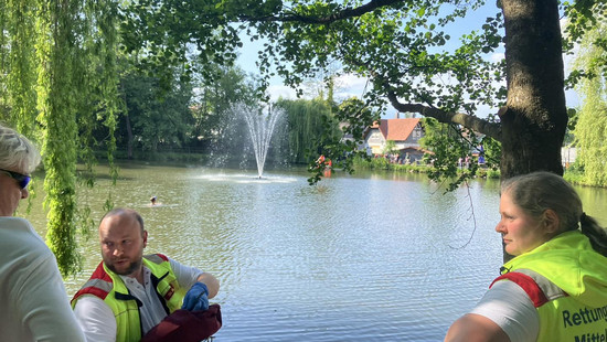 Lebensgefahr in Alsfeld: Stein hält 10-Jährigen über Wasser