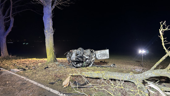 Tödlicher Unfall in Fuldatal: Fahrer verbrennt in seinem Auto