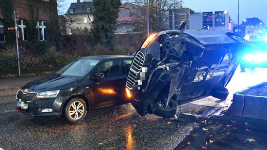 Auto bleibt nach Unfall in Bad Hersfeld auf zwei Rädern stehen