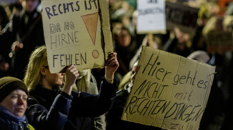 Mehrere Tausend Menschen bei Demo gegen Rechts in Wiesbaden