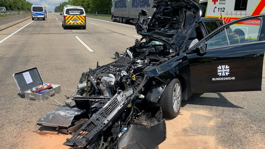Unfall auf A7 bei Kirchheim zwischen Auto und LKW