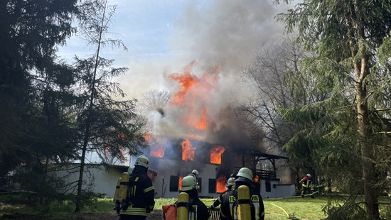 Wohnhausbrand bei Reiskirchen: Ein Toter, ein Schwerverletzter