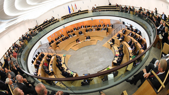 Umfrage vor Hessenwahl: CDU weiter vorne, SPD und AfD verlieren