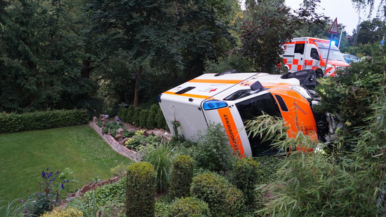Guxhagen: Rettungswagen kippt bei Einsatz um und rutscht in Garten