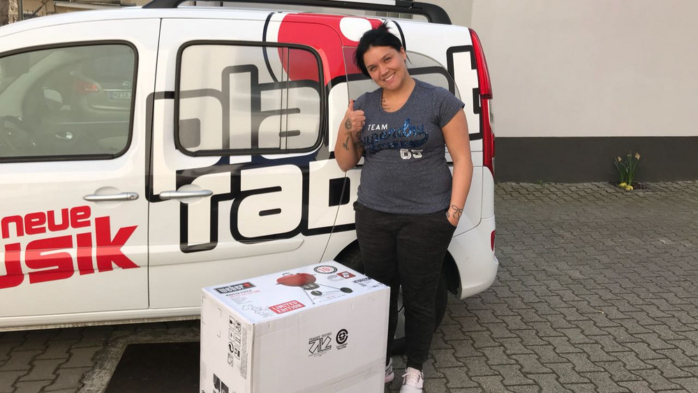 gewinnerin sina aus nierstein freut sich über ihren neuen grill