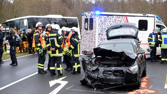 Bei Seligenstadt: Verkehrsunfall zwischen Reisebus und PKW