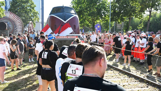 Muskelkraft statt Diesel: 111 Menschen ziehen Lok