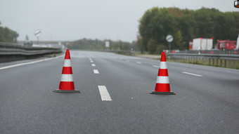 Vollsperrung auf A4 bei Bad Hersfeld: LKW-Anhänger kippt um
