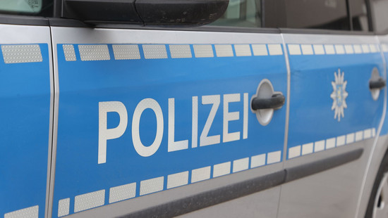 Nach Unfall in Frankfurt: Betrunkene randaliert im Streifenwagen