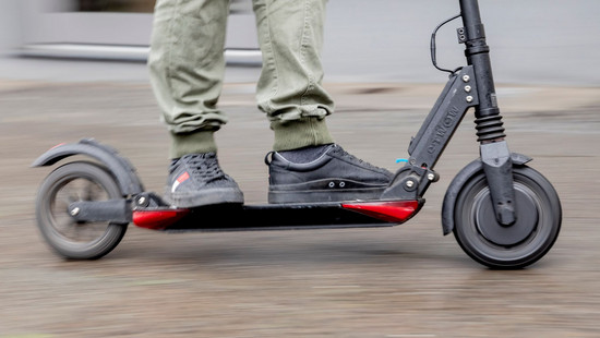 Unfallforscher: Altersgrenze 15 und Führerschein für Scooter