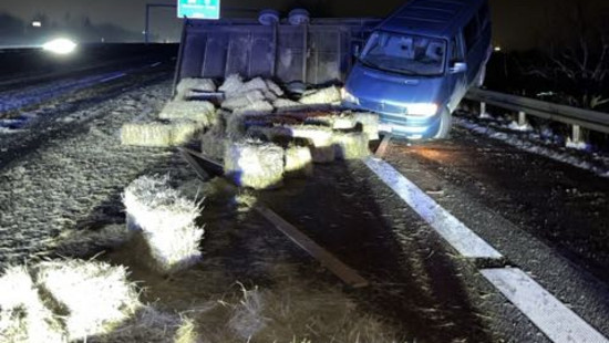 Warum liegt hier Stroh? Kurioser Unfall auf der A3
