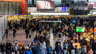Lange Schlangen am Frankfurter Flughafen nach Warnstreik gestern