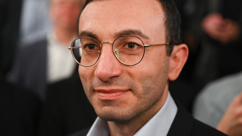 OB-Wahl Frankfurt 2023: Kopf-an-Kopf-Rennen Mike Josef (SPD) gewinnt