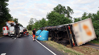Bienenstich in Alzenau mit Folgen: Laster fällt auf Radweg