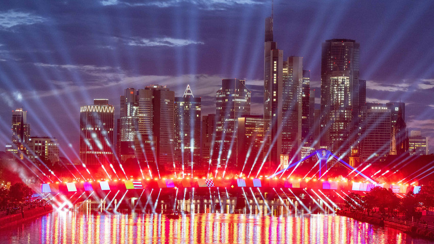 Lichtshow vor Fußball-EM in Frankfurt: Hier geht's zu den Bildern