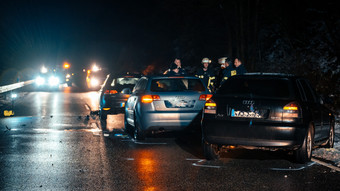 Tod auf B260 bei Eltville: Fahrerin kracht in streitende Autofahrer