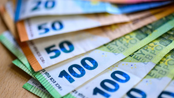Hessen erhöht Geld für Beamte und Pensionäre