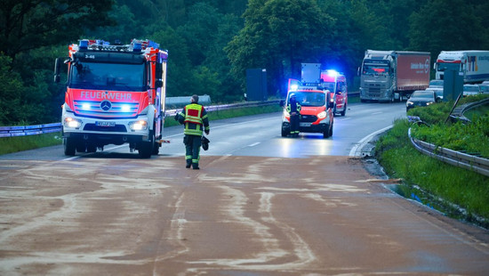 Lkw-Unfall auf A4 – Hunderte Liter Diesel fluten Fahrbahn