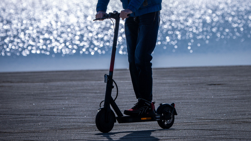 17-jähriger rast auf getuntem E-Scooter durch Limburg