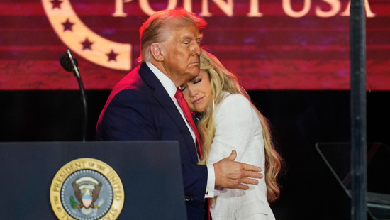 Donald Trump spricht bei Trauerfeier für Charlie Kirk