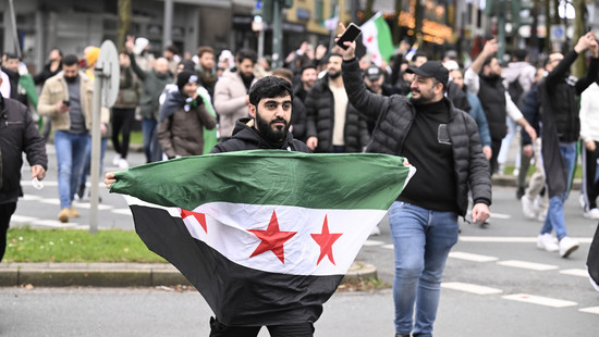 Syrer feiern Sturz von Assad - Friedliche Versammlungen in Hessen