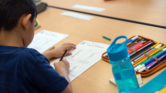 Umfrage: Mehrheit für mehr Verbraucherthemen in der Schule
