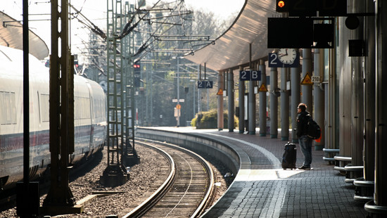 Frau hält sich in Kassel an fahrendem Zug fest