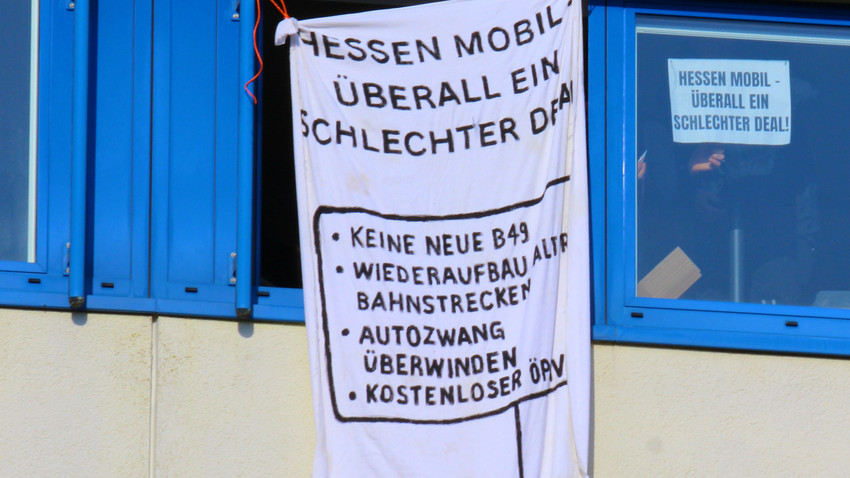 Aktivisten besetzen Hessen Mobil in Schotten