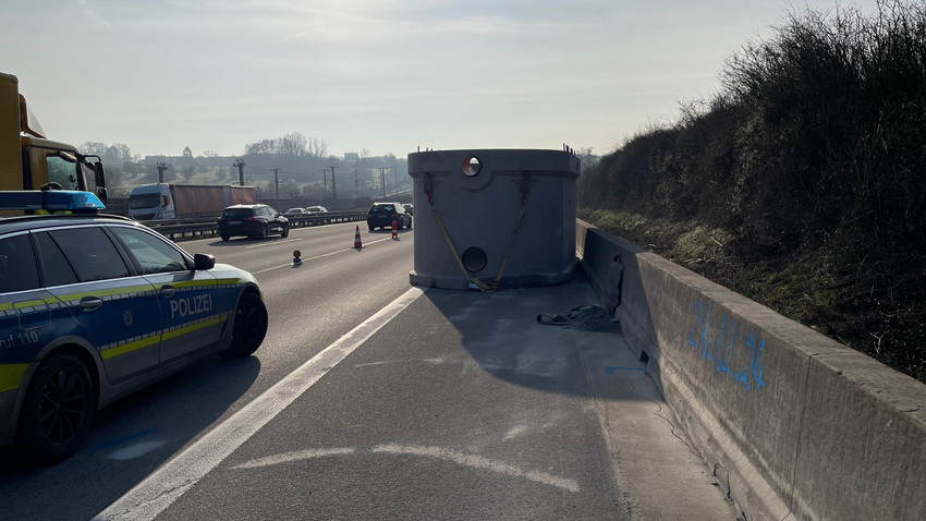 Schwertransporter verliert 18-Tonnen-Betonteil auf A3 bei Wiesbaden
