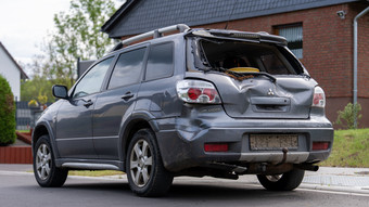 Ausgebüxter Jungbulle rammt Auto in Brachttal