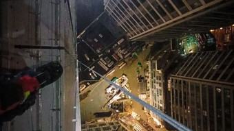 Frankfurt: Zwei Arbeiter aus Fassadengondel an Hochhaus gerettet