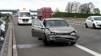 Blitzer erschreckt Autofahrerin: 20-Jährige kracht in Leitplan