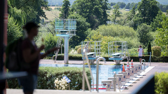 Sexuelle Belästigung im Freibad: Zwei Männer vor Gericht