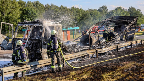 Friedewald in Osthessen: Sattelzug auf A4 brennt komplett aus
