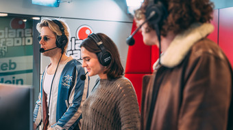 stars im tower: ofenbach & svea bei yella übers filmen von konzerten