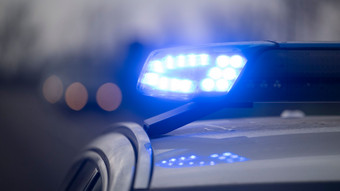 Jugendliche treten in Frankfurt auf Mann ein