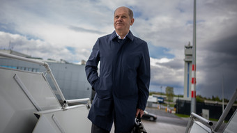 Sicherheitspanne am Flughafen Frankfurt: Mann umarmt Kanzler Scholz