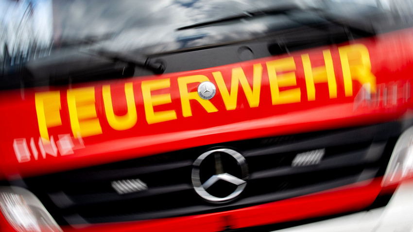 Feuerwehr kämpft gegen Großbrand in Allendorf