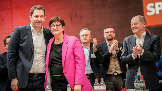 SPD stärkt Parteiführung und fordert Krisenabgabe für Reiche