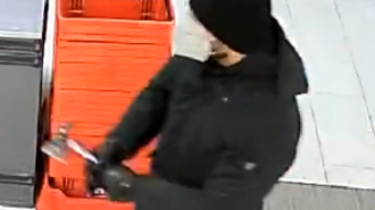 Überfall in Frankfurt im Video: Axt-Mann drängt Supermarkt-Mitarbeiter