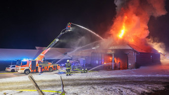 Scheunenbrand in Flieden - 27-Jähriger Feuerwehrmann stirbt